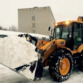 Уборка снега на территории предприятия